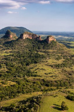 Botucatu, Bofete ve Pardinho belediyelerine bağlı İndio taşının panoramik görüntüsü. Sao Paulo Eyaletinin İçi