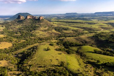 Botucatu, Bofete ve Pardinho belediyelerine bağlı İndio taşının panoramik görüntüsü. Sao Paulo Eyaletinin İçi