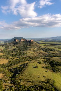 Botucatu, Bofete ve Pardinho belediyelerine bağlı İndio taşının panoramik görüntüsü. Sao Paulo Eyaletinin İçi