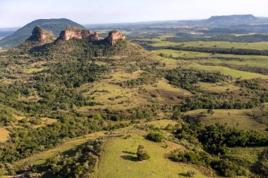 Botucatu, Bofete ve Pardinho belediyelerine bağlı İndio taşının panoramik görüntüsü. Sao Paulo Eyaletinin İçi