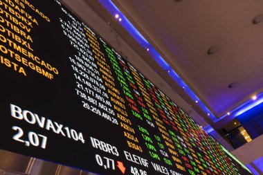 Sao Paulo, Brezilya, 22 Kasım 2022. B3, Brasil, Bolsa, Balcao 'nun modern ziyaretçi merkezinde, BOVESPA, Sao Paulo Menkul Kıymetler Borsası, şehir merkezindeki merkezde hisse senedi alıntılarıyla görüntüle