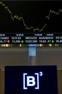 Sao Paulo, Brezilya, 22 Kasım 2022. B3, Brasil, Bolsa, Balcao 'nun modern ziyaretçi merkezinde, BOVESPA, Sao Paulo Menkul Kıymetler Borsası, şehir merkezindeki merkezde hisse senedi alıntılarıyla görüntüle