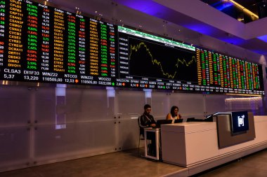 Sao Paulo, Brezilya, 22 Kasım 2022. B3, Brasil, Bolsa, Balcao 'nun modern ziyaretçi merkezinde, BOVESPA, Sao Paulo Menkul Kıymetler Borsası, şehir merkezindeki merkezde hisse senedi alıntılarıyla görüntüle