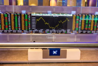 Sao Paulo, Brezilya, 22 Kasım 2022. B3, Brasil, Bolsa, Balcao 'nun modern ziyaretçi merkezinde, BOVESPA, Sao Paulo Menkul Kıymetler Borsası, şehir merkezindeki merkezde hisse senedi alıntılarıyla görüntüle