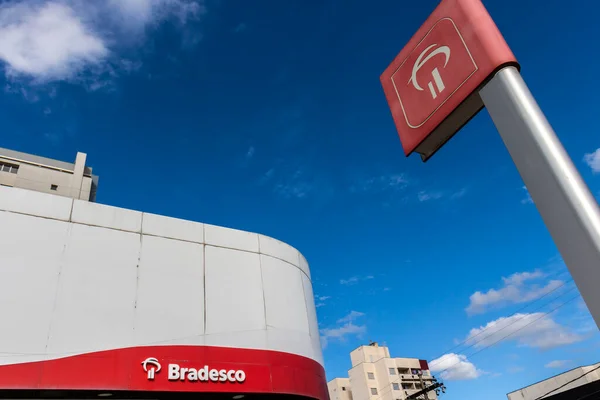 stock image Marilia, Sao Paulo, Brazil, July 04, 2017. Facade of Bradesco bank branch sign in Marilia city, de Marlia, midwest region of the State of Sao Paulo.