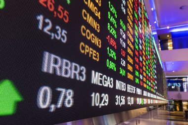 Sao Paulo, Brezilya, 22 Kasım 2022. B3, Brasil, Bolsa, Balcao 'nun modern ziyaretçi merkezinde, BOVESPA, Sao Paulo Menkul Kıymetler Borsası, şehir merkezindeki merkezde hisse senedi alıntılarıyla görüntüle