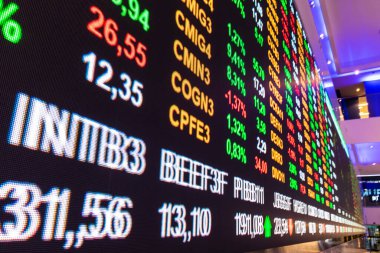 Sao Paulo, Brezilya, 22 Kasım 2022. B3, Brasil, Bolsa, Balcao 'nun modern ziyaretçi merkezinde, BOVESPA, Sao Paulo Menkul Kıymetler Borsası, şehir merkezindeki merkezde hisse senedi alıntılarıyla görüntüle