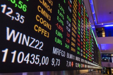 Sao Paulo, Brezilya, 22 Kasım 2022. B3, Brasil, Bolsa, Balcao 'nun modern ziyaretçi merkezinde, BOVESPA, Sao Paulo Menkul Kıymetler Borsası, şehir merkezindeki merkezde hisse senedi alıntılarıyla görüntüle