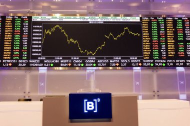 Sao Paulo, Brezilya, 22 Kasım 2022. B3, Brasil, Bolsa, Balcao 'nun modern ziyaretçi merkezinde, BOVESPA, Sao Paulo Menkul Kıymetler Borsası, şehir merkezindeki merkezde hisse senedi alıntılarıyla görüntüle