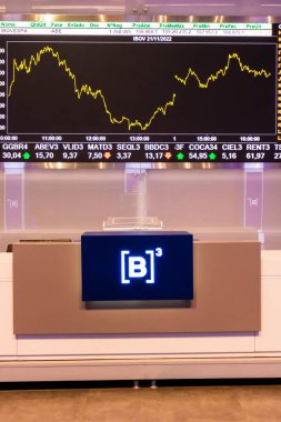 Sao Paulo, Brezilya, 22 Kasım 2022. B3, Brasil, Bolsa, Balcao 'nun modern ziyaretçi merkezinde, BOVESPA, Sao Paulo Menkul Kıymetler Borsası, şehir merkezindeki merkezde hisse senedi alıntılarıyla görüntüle