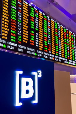 Sao Paulo, Brezilya, 22 Kasım 2022. B3, Brasil, Bolsa, Balcao 'nun modern ziyaretçi merkezinde, BOVESPA, Sao Paulo Menkul Kıymetler Borsası, şehir merkezindeki merkezde hisse senedi alıntılarıyla görüntüle