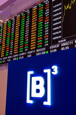 Sao Paulo, Brezilya, 22 Kasım 2022. B3, Brasil, Bolsa, Balcao 'nun modern ziyaretçi merkezinde, BOVESPA, Sao Paulo Menkul Kıymetler Borsası, şehir merkezindeki merkezde hisse senedi alıntılarıyla görüntüle