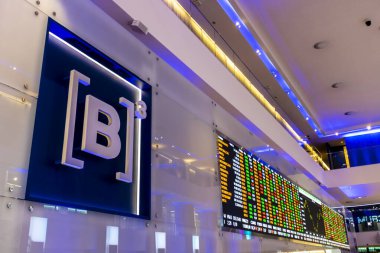 Sao Paulo, Brezilya, 22 Kasım 2022. B3, Brasil, Bolsa, Balcao 'nun modern ziyaretçi merkezinde, BOVESPA, Sao Paulo Menkul Kıymetler Borsası, şehir merkezindeki merkezde hisse senedi alıntılarıyla görüntüle