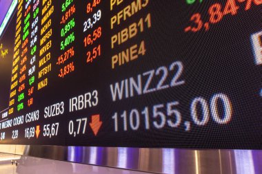 Sao Paulo, Brezilya, 22 Kasım 2022. B3, Brasil, Bolsa, Balcao 'nun modern ziyaretçi merkezinde, BOVESPA, Sao Paulo Menkul Kıymetler Borsası, şehir merkezindeki merkezde hisse senedi alıntılarıyla görüntüle