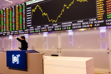 Sao Paulo, Brezilya, 22 Kasım 2022. B3, Brasil, Bolsa, Balcao 'nun modern ziyaretçi merkezinde, BOVESPA, Sao Paulo Menkul Kıymetler Borsası, şehir merkezindeki merkezde hisse senedi alıntılarıyla görüntüle