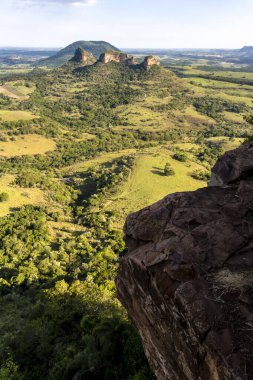 Botucatu, Bofete ve Pardinho belediyelerine bağlı İndio taşının panoramik görüntüsü. Sao Paulo Eyaletinin İçi