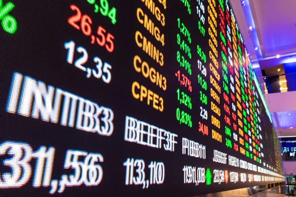 Sao Paulo, Brezilya, 22 Kasım 2022. B3, Brasil, Bolsa, Balcao 'nun modern ziyaretçi merkezinde, BOVESPA, Sao Paulo Menkul Kıymetler Borsası, şehir merkezindeki merkezde hisse senedi alıntılarıyla görüntüle