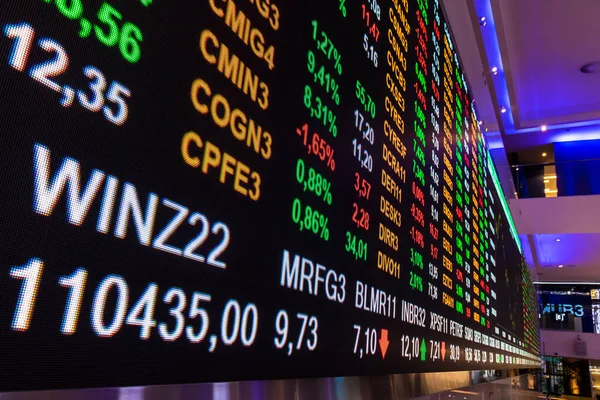 Sao Paulo, Brezilya, 22 Kasım 2022. B3, Brasil, Bolsa, Balcao 'nun modern ziyaretçi merkezinde, BOVESPA, Sao Paulo Menkul Kıymetler Borsası, şehir merkezindeki merkezde hisse senedi alıntılarıyla görüntüle