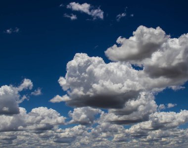 Brezilya 'da mavi gökyüzü olan güzel beyaz bulutların soyut arkaplanı