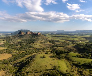 Botucatu, Bofete ve Pardinho belediyelerine bağlı İndio taşının panoramik görüntüsü. Sao Paulo Eyaletinin İçi