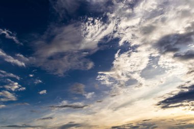 Kümülüs fırtına bulutları arasından gökyüzünde dramatik bir günbatımı, Timelapse. Muhteşem destansı manzara. Brezilya 'da inanılmaz canlı renkler