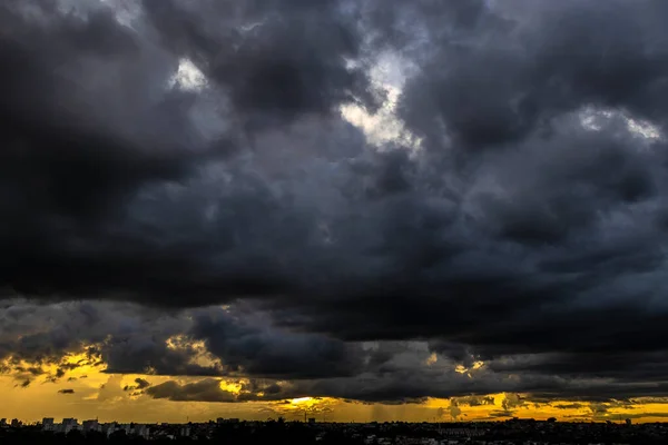 Темные Облака Дождь Над Городом Бразилии Закате — стоковое фото