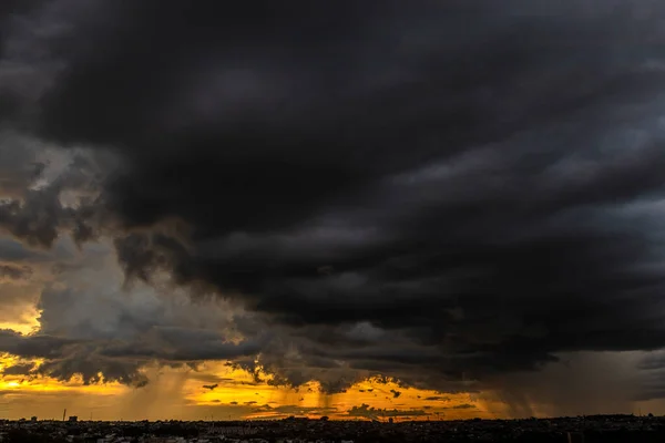 Dunkle Wolken Und Regen Über Der Stadt Brasilien Bei Sonnenuntergang — Stockfoto