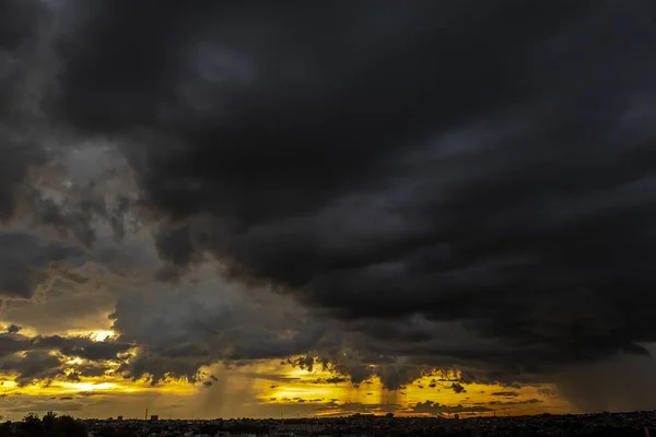 Ciemne Chmury Deszcz Nad Miastem Brazylii Zachodzie Słońca — Zdjęcie stockowe