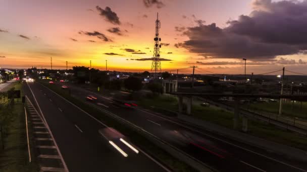 Caducidad Del Tráfico Autopista Silueta Una Antena Telecomunicaciones Brasil Durante — Vídeos de Stock