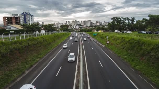 Tráfico Vehículos 294 Comandante Carretera Joao Ribeiro Barros Con Edificio — Vídeos de Stock