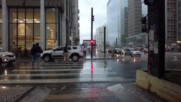 ブラジルのサンパウロ 2021年11月30日 パウリスタ通りの角にあるオーガスタ通りを横断する歩行者天国は サンパウロ市内の雨の日にあります — ストック動画