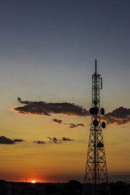 Gün batımında Brezilya 'da bir telekomünikasyon anteni silueti
