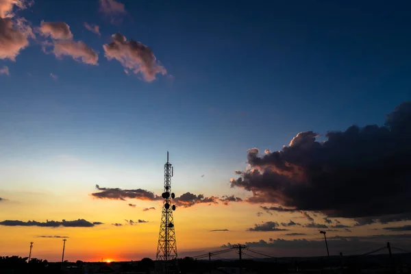 日落期间巴西电信天线的轮廓 — 图库照片