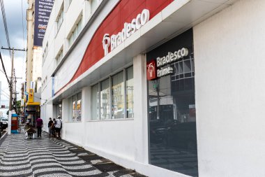 Marilia, Sao Paulo, Brezilya, 10 Şubat 2023. SP eyaletinin orta batı bölgesindeki Marilia şehrinde Bradesco banka şube simgesi..