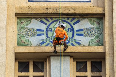 Sporcu Vera Cruz şehir merkezindeki Sagrado Coracao de Jesus mabedine halatla inerek bölgedeki spor ve turizmi teşvik ediyor.
