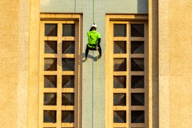 Vera Cruz, Sao Paulo, Brezilya, 10 Mart 2023. Sporcu, Vera Cruz şehir merkezindeki Sagrado Coracao de Jesus tapınağında, bölgedeki spor ve turizmi teşvik etmek için iple iniyor.