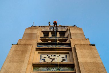 Vera Cruz, Sao Paulo, Brezilya, 10 Mart 2023. Sporcu, Vera Cruz şehir merkezindeki Sagrado Coracao de Jesus tapınağında, bölgedeki spor ve turizmi teşvik etmek için iple iniyor.