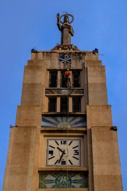 Sporcu Vera Cruz şehir merkezindeki Sagrado Coracao de Jesus mabedine halatla inerek bölgedeki spor ve turizmi teşvik ediyor.