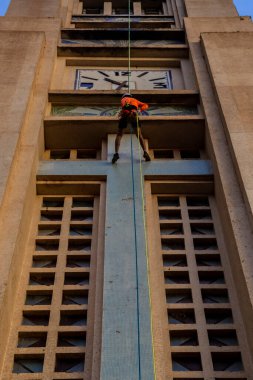 Vera Cruz, Sao Paulo, Brezilya, 10 Mart 2023. Sporcu, Vera Cruz şehir merkezindeki Sagrado Coracao de Jesus tapınağında, bölgedeki spor ve turizmi teşvik etmek için iple iniyor.