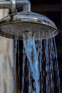 Brezilya 'da bir yüzme havuzunda, duşlu taştan duvar ve dökülen su.