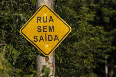 Trafik levhası Brezilya 'da çıkmaz sokak olduğunu gösteriyor