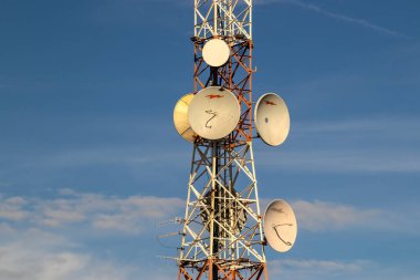 Telekomünikasyon direği TV antenleri kablosuz teknoloji Brezilya 'da bulutlu mavi gökyüzü