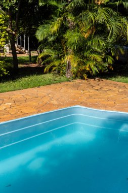 Brezilya 'daki mavi yüzme havuzu ve taş zemin detayları