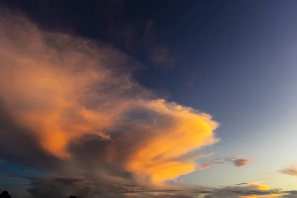 Pôr Sol Céu Com Nuvens Impressionante Paisagem Épica Cores Vibrantes — Fotografia de Stock