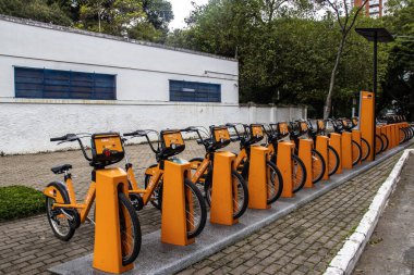 Sao Paulo, Brezilya, 26 Nisan 2023. Tembici ve Bike Itau projesinden Itau Bank sponsorluğunda bisiklet kiralama istasyonu, Sao Paulo şehrinin güney bölgesindeki Cinemateca Brasileira genel merkezinin bulunduğu binanın yanında.