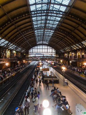 Sao Paulo, Brezilya, 27 Nisan 2023. Luz İstasyonu 'nun içinde, çeşitli CPTM hatlarının biniş ve iniş platformlarında tren ve yolcular hareket ediyor..