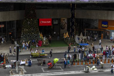 Sao Paulo, SP, Brezilya, 18 Aralık 2022. Paulista Aberta projesi sırasında Sao Paulo şehir merkezindeki cadde arabalara kapalıyken insanlar Paulista Bulvarı 'nda eğleniyor.