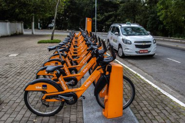 Sao Paulo, Brezilya, 26 Nisan 2023. Tembici ve Bike Itau projesinden Itau Bank sponsorluğunda bisiklet kiralama istasyonu, Sao Paulo şehrinin güney bölgesindeki Cinemateca Brasileira genel merkezinin bulunduğu binanın yanında.