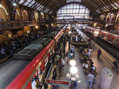 Sao Paulo, Brezilya, 27 Nisan 2023. Luz İstasyonu 'nun içinde, çeşitli CPTM hatlarının biniş ve iniş platformlarında tren ve yolcular hareket ediyor..