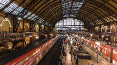 Sao Paulo, Brezilya, 27 Nisan 2023. Luz İstasyonu 'nun içinde, çeşitli CPTM hatlarının biniş ve iniş platformlarında tren ve yolcular hareket ediyor..